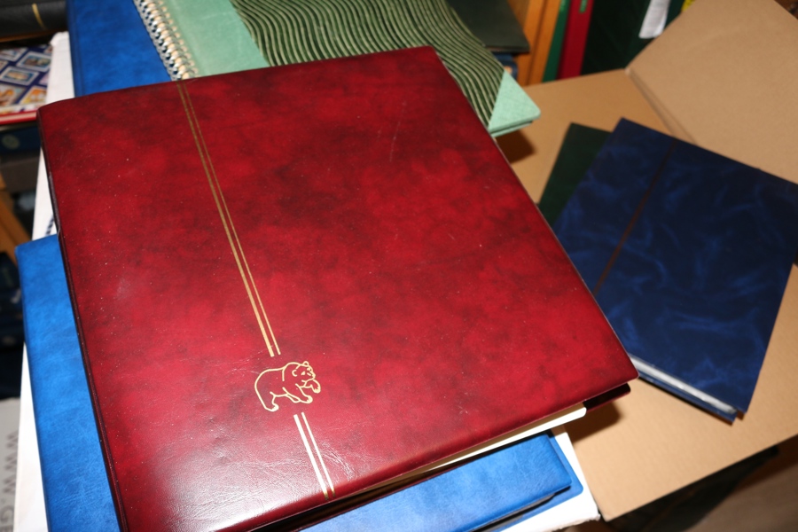 Parti med sex album: enklare Sverigesamling stämplat i två tjocka visiralbum, ett album Norden, ett album med samling tyska riket, samt två album blandat.