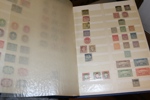 EUROPA. Tung flyttlåda med 40 insticksböcker samlingar/dubbletter. Bättre material finns från bl.a. Tyskland, England, Österrike. Material ingår från stora delar av Europa, dock ej Norden.