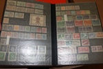 Fyndlåda Sverige med några insticksalbum stämplat och ostämplat/postfriskt, både äldre och nyare. Förstadagsbrev 1960-70-tal, årssatser 1975-81, samt även två moderna årsböcker 2000+2006. Besiktiga!