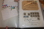VÄRLDEN/BREV. Spännande album äldre brev och kort från mest europeiska länder. En del Schweiz/Frankrike 1860-70-tal, senare mer spridning på länder.