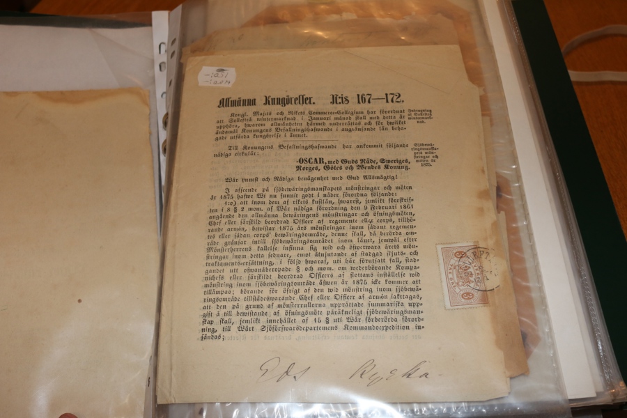 Pärm med äldre brev, många kungörelser 1870-tal dock i mycket blandad kvalitet med många delvis missfärgade. Mest frankerat med tjänstefrimärken inkl många tandning 14. Även en del 1910-40-tal.