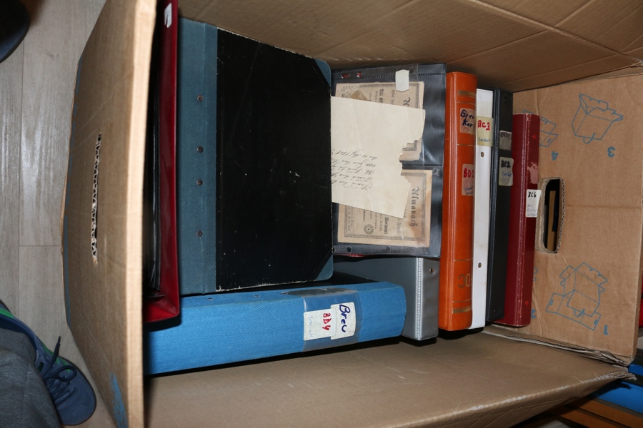 Stort parti brev och kort i flyttlåda. Ett tiotal album med brev, brevkort, en del vykort m.m. Mest svenskt men även utländskt. Både äldre och nyare material, men tonvikt på äldre. Från dödsbo.