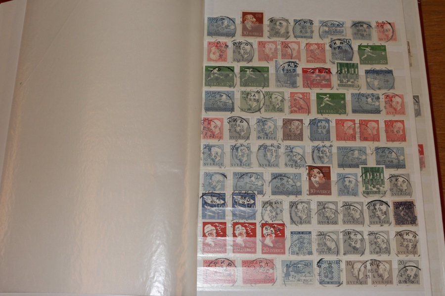 JÄRNVÄG. Insticksalbum med ca 900 frimärken Oscar II-60-tal med järnvägsstämplar. Ogenomgånget enl inlämnaren.