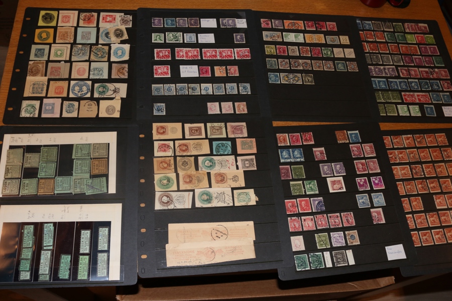 20 visirblad blandat frimärken/varianter och bältespännarematerial. Bl.a. felskurna frimärken, lösen- och rek-etiketter, skyddsperforeringar, lokalpostmärken m.m. Även en del utland.