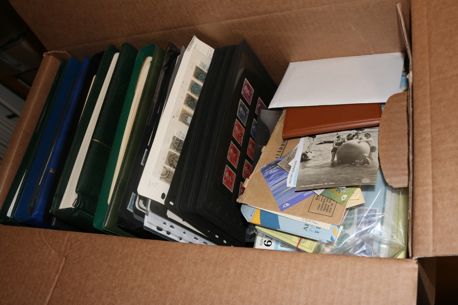 Flyttlåda med nordiskt material, bl.a. användbar Norgesamling med ett tiotal skillingar, universitetet m.m. Även Sverige med öppnad kilovara 1948, äldre årssatser, urvalshäften m.m.