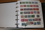 Flyttlåda med nordiskt material, bl.a. användbar Norgesamling med ett tiotal skillingar, universitetet m.m. Även Sverige med öppnad kilovara 1948, äldre årssatser, urvalshäften m.m.