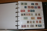 Flyttlåda med nordiskt material, bl.a. användbar Norgesamling med ett tiotal skillingar, universitetet m.m. Även Sverige med öppnad kilovara 1948, äldre årssatser, urvalshäften m.m.