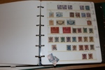 Flyttlåda med nordiskt material, bl.a. användbar Norgesamling med ett tiotal skillingar, universitetet m.m. Även Sverige med öppnad kilovara 1948, äldre årssatser, urvalshäften m.m.