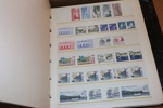 Flyttlåda med nordiskt material, bl.a. användbar Norgesamling med ett tiotal skillingar, universitetet m.m. Även Sverige med öppnad kilovara 1948, äldre årssatser, urvalshäften m.m.