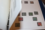 Flyttlåda med nordiskt material, bl.a. användbar Norgesamling med ett tiotal skillingar, universitetet m.m. Även Sverige med öppnad kilovara 1948, äldre årssatser, urvalshäften m.m.