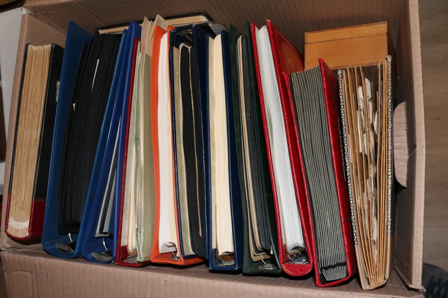 Flyttlåda 12 album Sverige med blandat innehåll, både stämplat och x/xx inkl bättre. Bl.a. en del ortstämplar, ask gamla 100-buntar inkl tvåfärgad siffertyp, bättre x/xx 20-40-tal m.m.