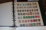 Flyttlåda 12 album Sverige med blandat innehåll, både stämplat och x/xx inkl bättre. Bl.a. en del ortstämplar, ask gamla 100-buntar inkl tvåfärgad siffertyp, bättre x/xx 20-40-tal m.m.