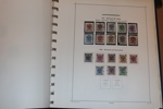 Flyttlåda 12 album Sverige med blandat innehåll, både stämplat och x/xx inkl bättre. Bl.a. en del ortstämplar, ask gamla 100-buntar inkl tvåfärgad siffertyp, bättre x/xx 20-40-tal m.m.