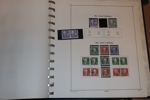 Flyttlåda 12 album Sverige med blandat innehåll, både stämplat och x/xx inkl bättre. Bl.a. en del ortstämplar, ask gamla 100-buntar inkl tvåfärgad siffertyp, bättre x/xx 20-40-tal m.m.