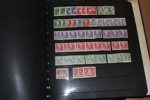 Flyttlåda 12 album Sverige med blandat innehåll, både stämplat och x/xx inkl bättre. Bl.a. en del ortstämplar, ask gamla 100-buntar inkl tvåfärgad siffertyp, bättre x/xx 20-40-tal m.m.