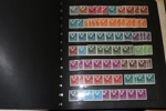 Flyttlåda 12 album Sverige med blandat innehåll, både stämplat och x/xx inkl bättre. Bl.a. en del ortstämplar, ask gamla 100-buntar inkl tvåfärgad siffertyp, bättre x/xx 20-40-tal m.m.