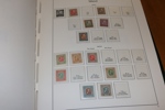 Enklare x/xx samling 1873-1987 i Leuchtturmalbum med fickor. Med några bättre märken men mest med fastsättare före 1944, därefter blandat. Se några bildexempel.