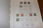 Enklare x/xx samling 1873-1987 i Leuchtturmalbum med fickor. Med några bättre märken men mest med fastsättare före 1944, därefter blandat. Se några bildexempel.
