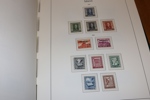 Enklare x/xx samling 1873-1987 i Leuchtturmalbum med fickor. Med några bättre märken men mest med fastsättare före 1944, därefter blandat. Se några bildexempel.