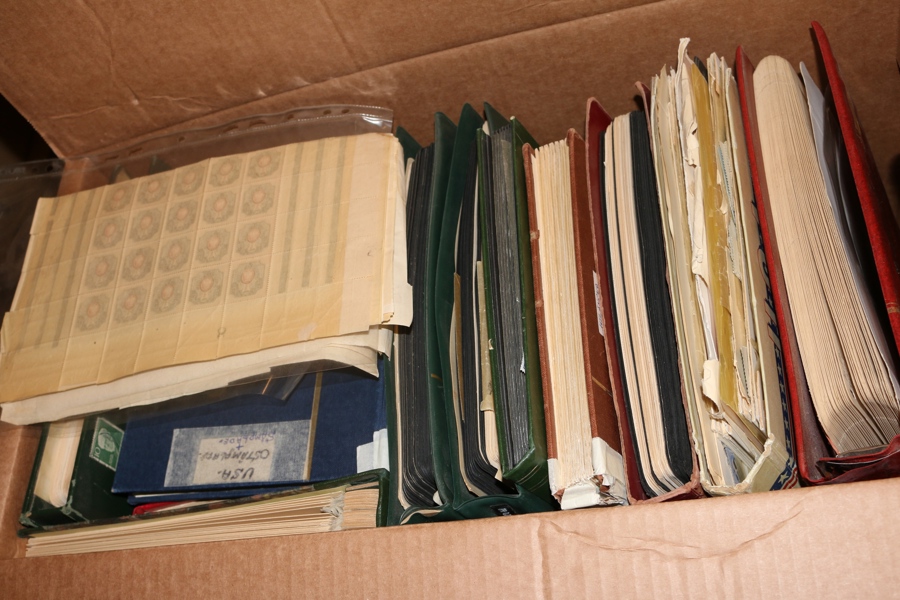 Flyttlåda med ca 15 album. Bl.a. USA, Tyskland, Norden. Mest intressant kanske ett par visiralbum handlarlager prismärkta serier från Rumänien, UAR, Yemen m.m. Även en bunt äldre ryska helark.