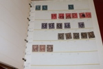 Flyttlåda med ca 15 album. Bl.a. USA, Tyskland, Norden. Mest intressant kanske ett par visiralbum handlarlager prismärkta serier från Rumänien, UAR, Yemen m.m. Även en bunt äldre ryska helark.