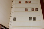Flyttlåda med ca 15 album. Bl.a. USA, Tyskland, Norden. Mest intressant kanske ett par visiralbum handlarlager prismärkta serier från Rumänien, UAR, Yemen m.m. Även en bunt äldre ryska helark.