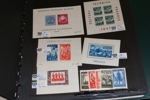Flyttlåda med ca 15 album. Bl.a. USA, Tyskland, Norden. Mest intressant kanske ett par visiralbum handlarlager prismärkta serier från Rumänien, UAR, Yemen m.m. Även en bunt äldre ryska helark.