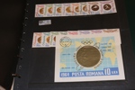 Flyttlåda med ca 15 album. Bl.a. USA, Tyskland, Norden. Mest intressant kanske ett par visiralbum handlarlager prismärkta serier från Rumänien, UAR, Yemen m.m. Även en bunt äldre ryska helark.
