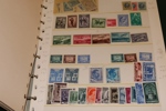 Flyttlåda med ca 15 album. Bl.a. USA, Tyskland, Norden. Mest intressant kanske ett par visiralbum handlarlager prismärkta serier från Rumänien, UAR, Yemen m.m. Även en bunt äldre ryska helark.
