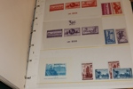 Flyttlåda med ca 15 album. Bl.a. USA, Tyskland, Norden. Mest intressant kanske ett par visiralbum handlarlager prismärkta serier från Rumänien, UAR, Yemen m.m. Även en bunt äldre ryska helark.