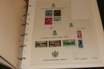 Flyttlåda med ca 15 album. Bl.a. USA, Tyskland, Norden. Mest intressant kanske ett par visiralbum handlarlager prismärkta serier från Rumänien, UAR, Yemen m.m. Även en bunt äldre ryska helark.