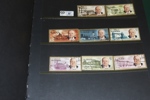 Flyttlåda med ca 15 album. Bl.a. USA, Tyskland, Norden. Mest intressant kanske ett par visiralbum handlarlager prismärkta serier från Rumänien, UAR, Yemen m.m. Även en bunt äldre ryska helark.