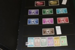 Flyttlåda med ca 15 album. Bl.a. USA, Tyskland, Norden. Mest intressant kanske ett par visiralbum handlarlager prismärkta serier från Rumänien, UAR, Yemen m.m. Även en bunt äldre ryska helark.