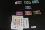 Flyttlåda med ca 15 album. Bl.a. USA, Tyskland, Norden. Mest intressant kanske ett par visiralbum handlarlager prismärkta serier från Rumänien, UAR, Yemen m.m. Även en bunt äldre ryska helark.