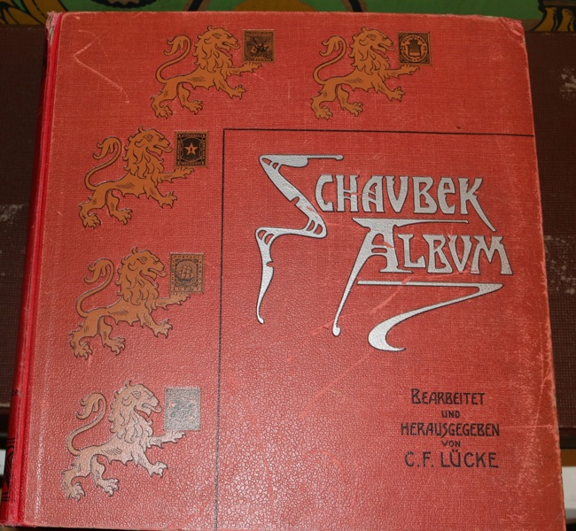 Gammalt, tjockt hela världen-album med blandat innehåll. Bitvis glest och något plundrat men fortfarande många hundratals märken inkl bättre.