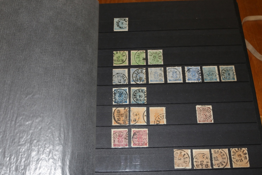 Dubblettalbum 1855-1940-tal med bl.a. 4 sk bco, mycket vapen-ringtyp, några fina Oscar II och en hel del bättre 30-40-tal. I början stämplat, sedan mer x/xx där merparten är postfriskt. Högt kv!