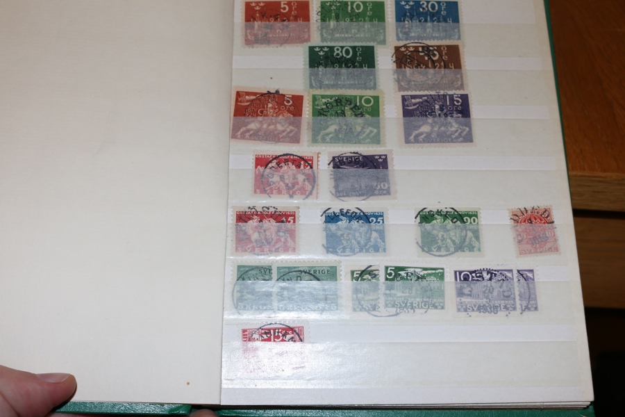 Litet insticksalbum med prakt-lyxstämplar 1920-40-tal. Massor av fina stämplar!