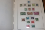 Fin stämplad samling i fräscht Leuchtturmalbum med fickor. Innehåller en del bättre som Alltinget och luftpost, Block 1 m.m. Samlat fram till 1995.