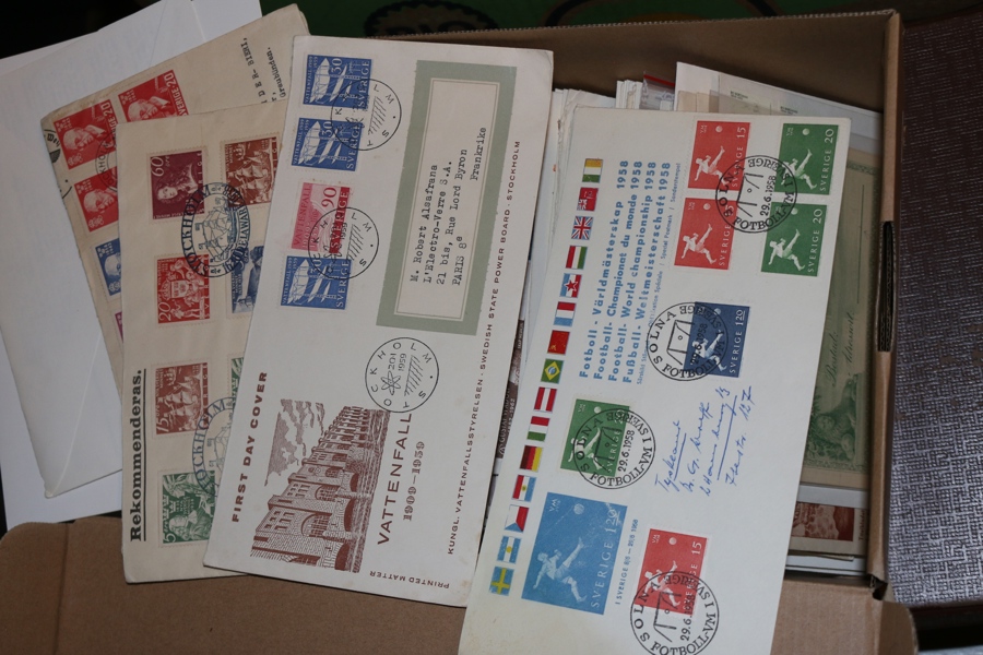 Skokartong med FDC mest 1950-1974 där så gott som alla har vinjetter. Dessutom ca 15 äldre med några lite bättre.