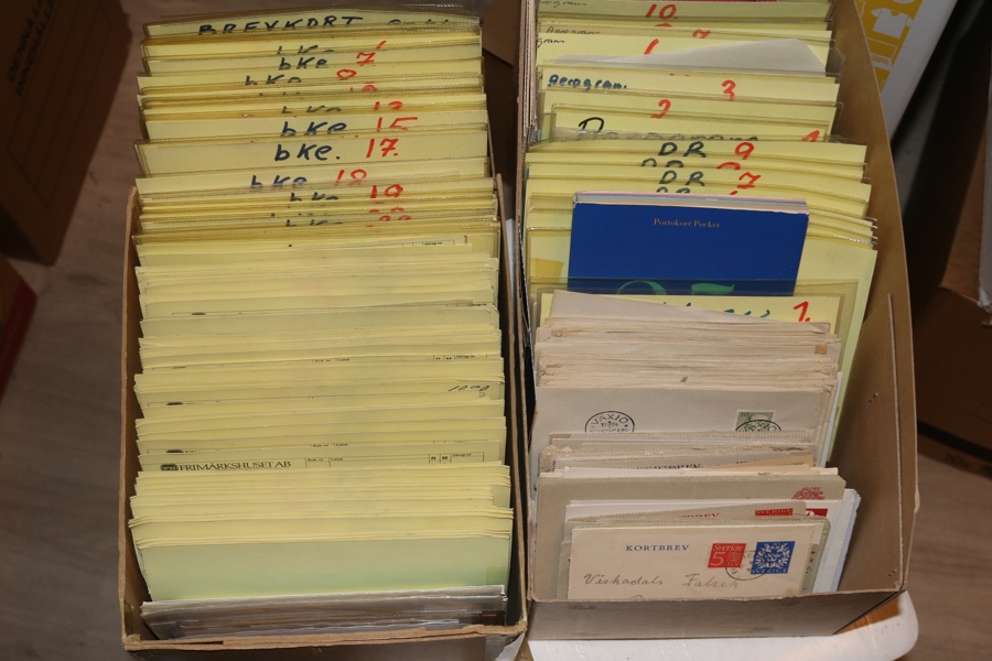 Helsaker. Handlarlager i två stora kartotekslådor, brevkort-kortbrev-postkort osv, beg och obeg. Ej närmare genomgånget av mig, verkar vara både gammalt och nytt. Fyndchans!