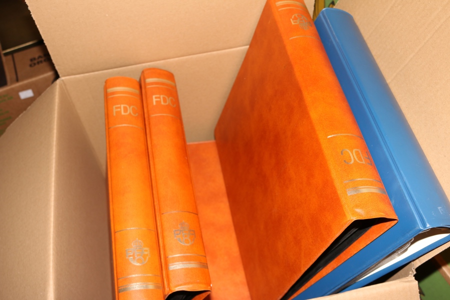 7 pärmar för FDC/brev med varierande antal blad, varav sex pärmar är postens rödbruna typ.