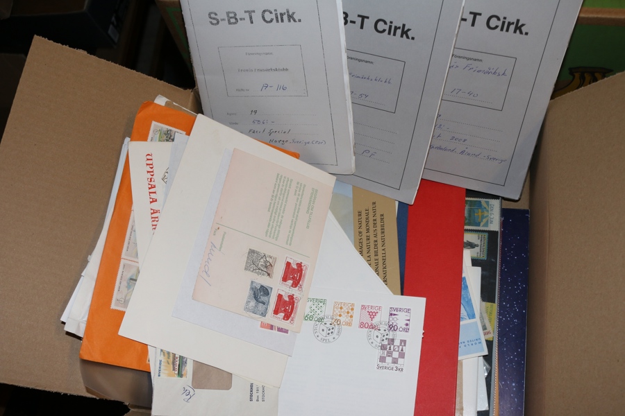 Liten fyndlåda med mest värde i årssatser 1991, 1993, 1999 samt en årsbok 88-89 (rabattmärkena plundrade). Dessutom tre urvalshäften xx Sverige, några brev och kort och lite annat.