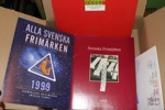 Liten fyndlåda med mest värde i årssatser 1991, 1993, 1999 samt en årsbok 88-89 (rabattmärkena plundrade). Dessutom tre urvalshäften xx Sverige, några brev och kort och lite annat.