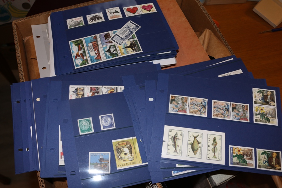 Bananlåda mest nominalvara, ca 16000 kr när enbart valörer över 5 kr räknats. Innehåller dock även massor med postfriskt från 1970-90-talet både häften och löst.