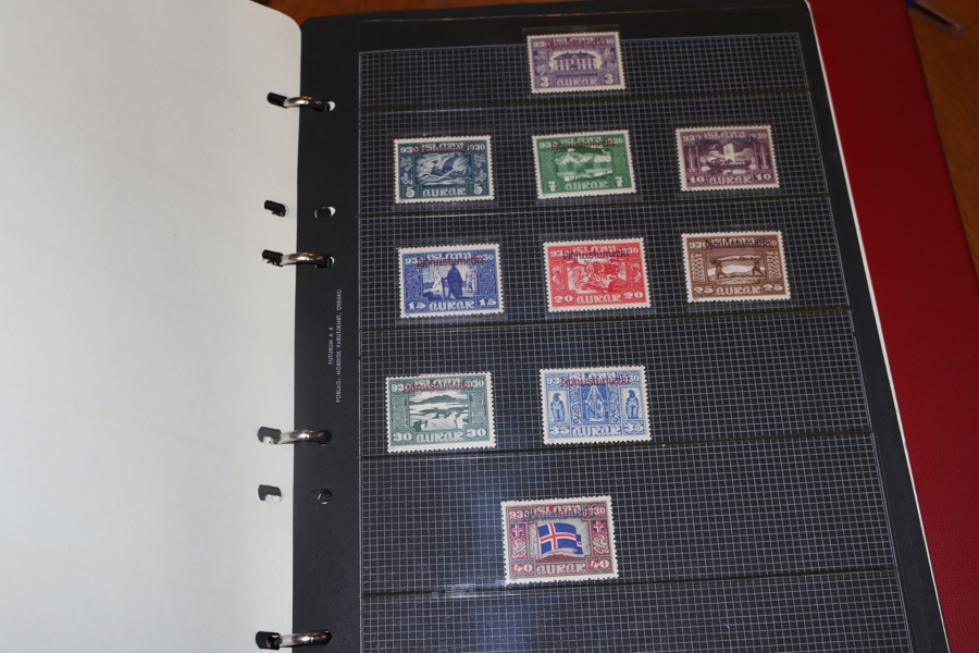 Samling ca 1900-60-tal i album med hemgjord, ngt rörig montering.