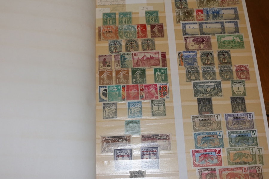 Två insticksalbum med ostämplade äldre frimärken hela världen. Ser spännande ut!