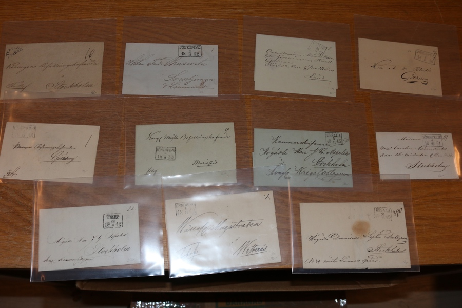 Förfilateli. Tio brev med mest olika 4-kantstämplar inkl t.ex. ENKÖPING, TIERP och SÖDERTELIE. Flera i mycket vackra avtryck! Dessutom halvcirkelformad fribrevstämpel NYKÖPING.