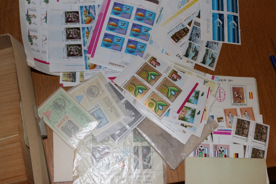 ARGENTINA. Postfriskt kartotek ca 1950-1978, ofta mer än ett av varje.