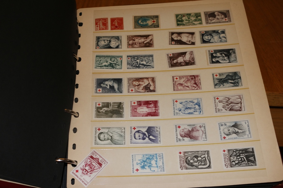 RÖDA KORSET. Samling mest x/xx på ca 38 välfyllda visirblad i pärm. Se bilder!