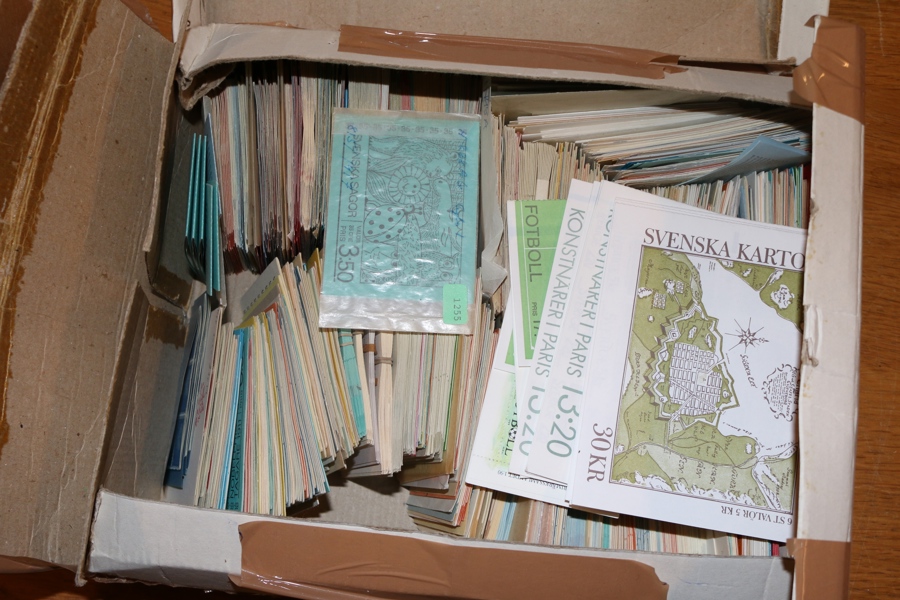 Stort parti häften i låda, tycks vara 1940-70-tal. Högt katalogvärde och nominal!